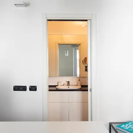 Youhosty - Charming 2-bed Flat With Terrace, Navigli & Duomo *