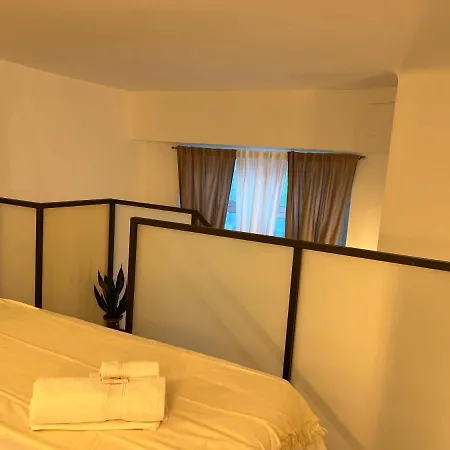 Regina In Porta Romana 2 - Sky Tv, Wifi E Breakfast Box