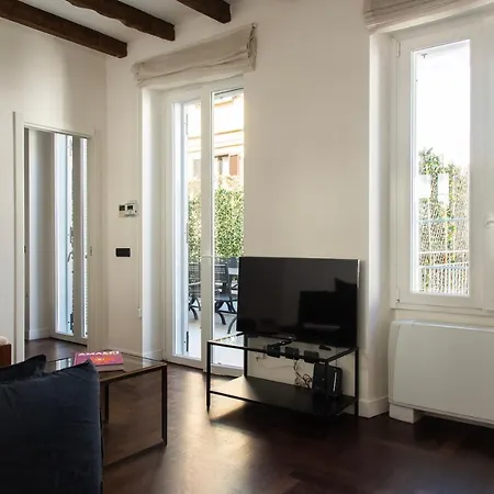 Apartamento Youhosty - Charming 2-bed Flat With Terrace, Navigli & Duomo Milán