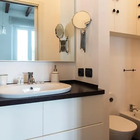 Youhosty - Charming 2-bed Flat With Terrace, Navigli & Duomo * Milán