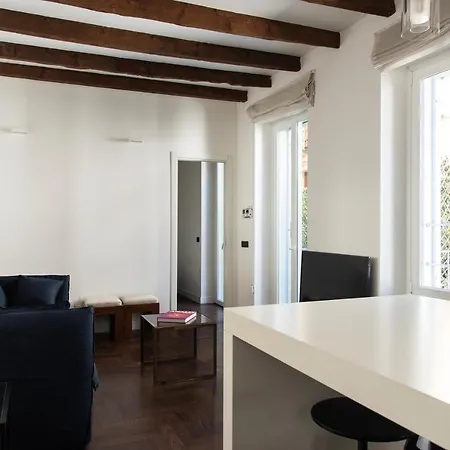 Apartamento Youhosty - Charming 2-bed Flat With Terrace, Navigli & Duomo *