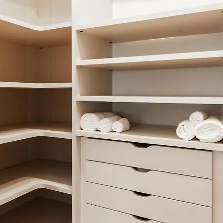 Ross Quadrell - Apartment *