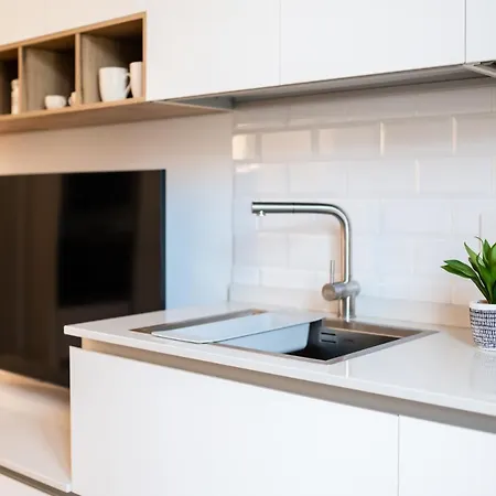 Ross Quadrell - Apartment *