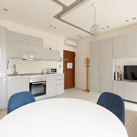 Guesthost - Renovated Apts Daire