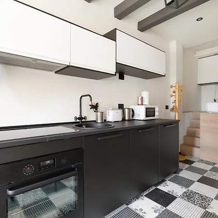 Guesthost - Renovated Apts Daire