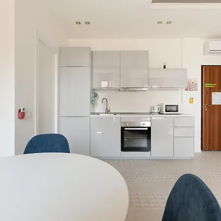 Guesthost - Renovated Apts Daire *
