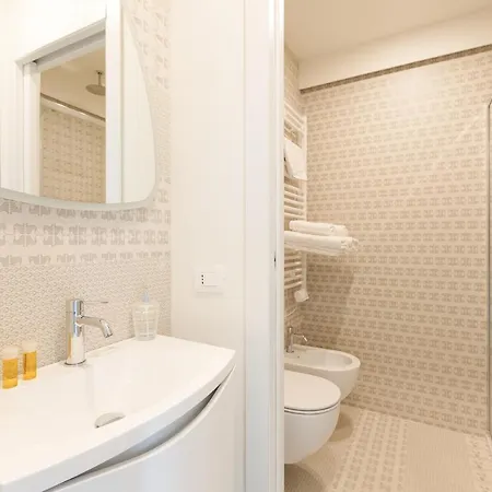 Guesthost - Renovated Apts Daire Milano