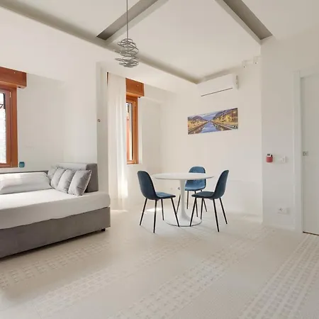 Guesthost - Renovated Apts Daire *