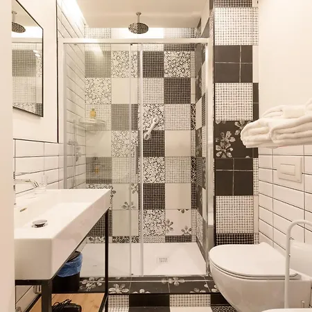 Guesthost - Renovated Apts Daire