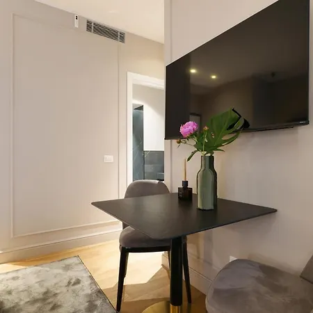 Prestige Boutique - Piazza Duomo View アパート 4*