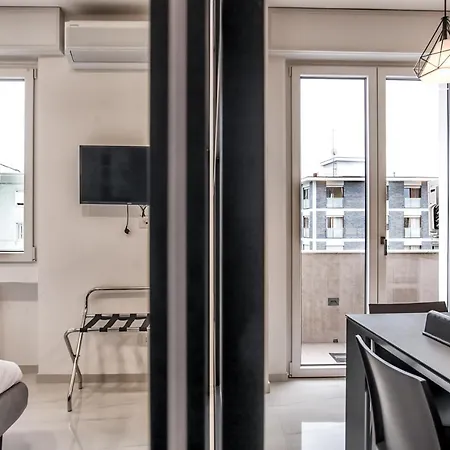 Apartman New & Bright Balcony Flat By Station Milánó