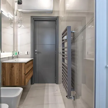 New & Bright Balcony Flat By Station Lejlighed Milano