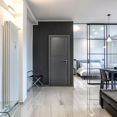 New & Bright Balcony Flat By Station Milánó