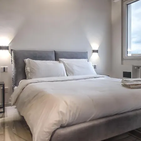 New & Bright Balcony Flat By Station