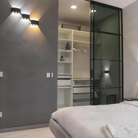 New & Bright Balcony Flat By Station Lejlighed Milano