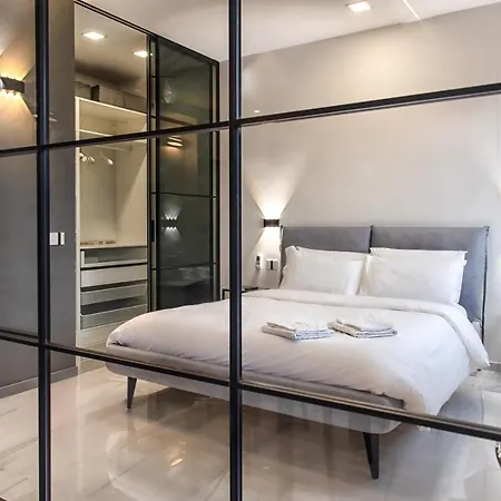 New & Bright Balcony Flat By Station