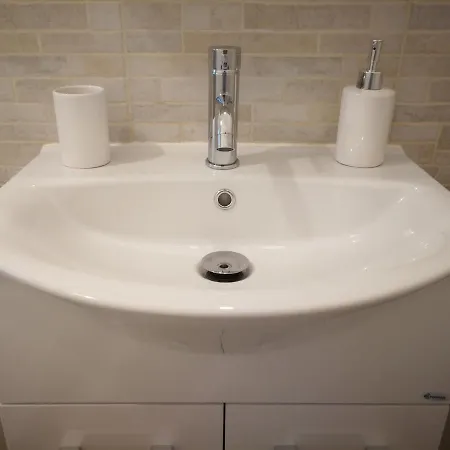 Large New Stylish Studio Apt - Metro Fast Wifi A/c *