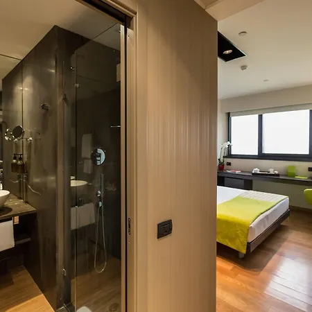 Western The Hub 4*