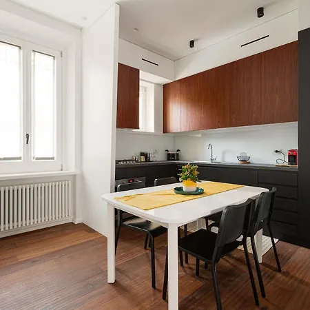 Guesthost - Modern & Comfortable Flat - Near Station Apartment *