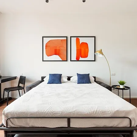 Guesthost - Modern & Comfortable Flat - Near Station Milán