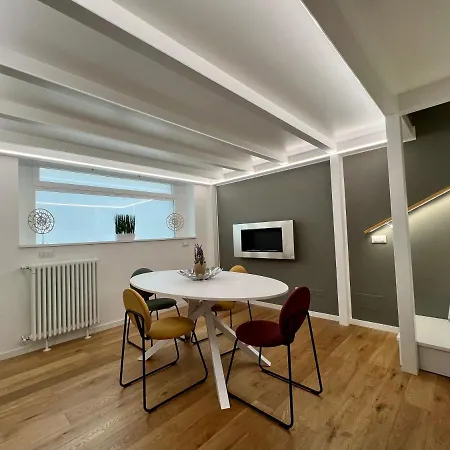 Central Luxe Haven דירה