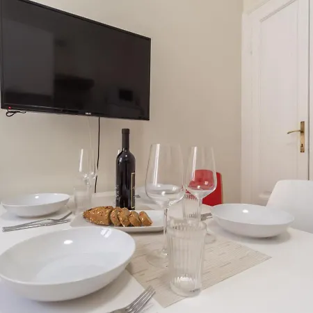 The Rent - Spacious Two-bedroom In Porta Romana