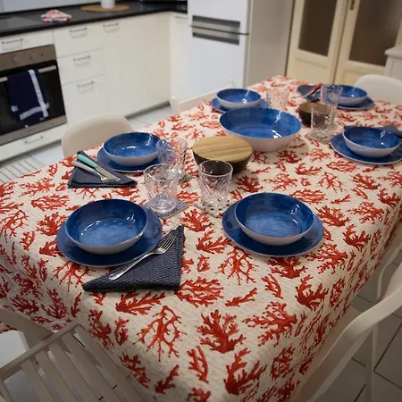 The Reef- Beautiful Renovated 2-bedroom * Milánó