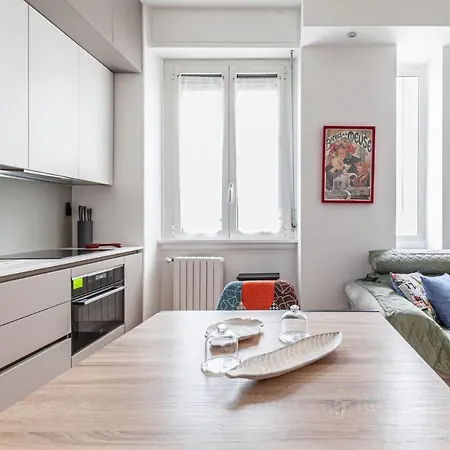 Easylife - - Melchiorre Gioia 30 - *