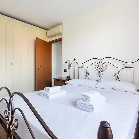 Guesthost - With Balcony Nearby M3 Subway Yellow Line Apartman