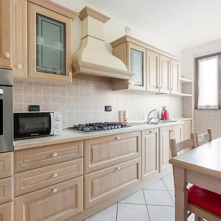 Guesthost - With Balcony Nearby M3 Subway Yellow Line Apartman