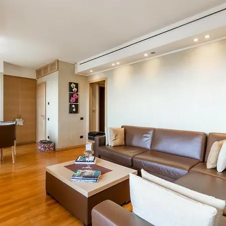 Luxurious 4-bedroom Penthouse In The Heart Of The Сasa de vacaciones Milán