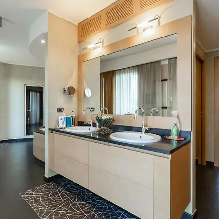 Luxurious 4-bedroom Penthouse In The Heart Of The * Milán