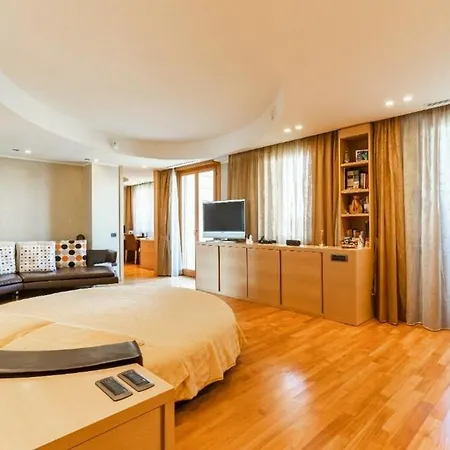 Luxurious 4-bedroom Penthouse In The Heart Of The Сasa de vacaciones Milán