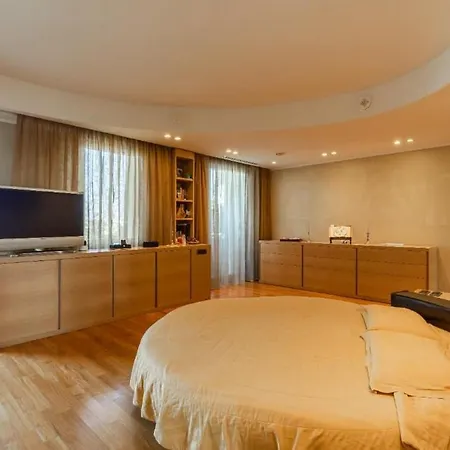 Luxurious 4-bedroom Penthouse In The Heart Of The Сasa de vacaciones Milán