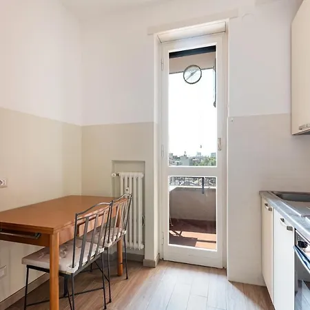 - Roomy 300 M From M3 Affori Fn! Milánó