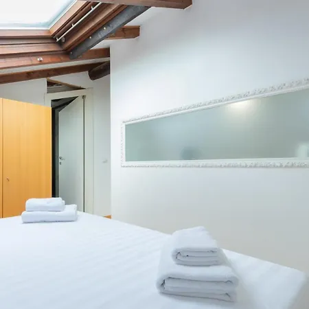 Loft Artigianale: Design In Legno E Terrazzo Panoramico Su *