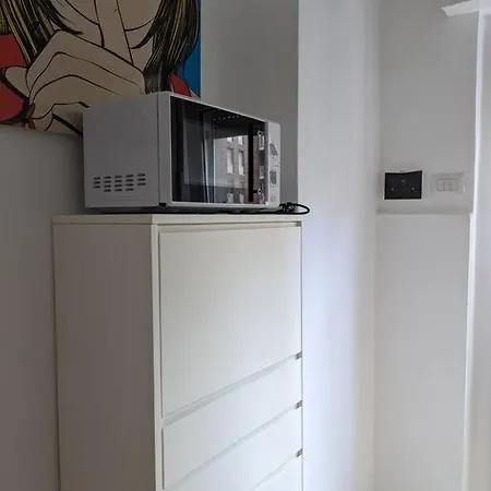 Modern And Comfortable Near The Subway Mediolan