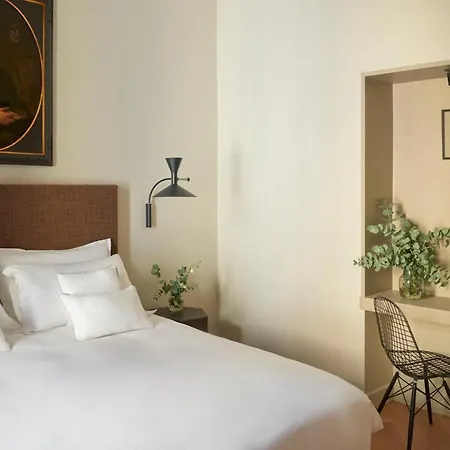 Crossing Manzoni Pensión