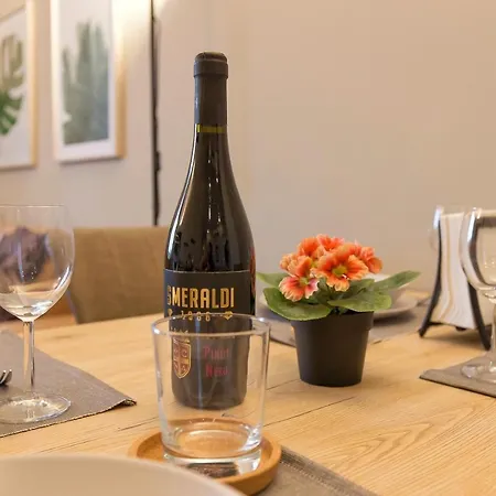 Modern & Bright 2 Bedroom Flat 50m From M4 Stop 밀라노