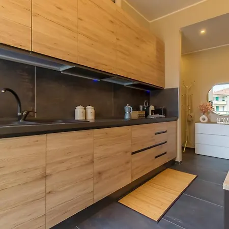 Modern & Bright 2 Bedroom Flat 50m From M4 Stop * 밀라노