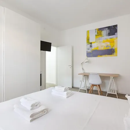 Guesthost - Cagnola Cozy With Balcony *