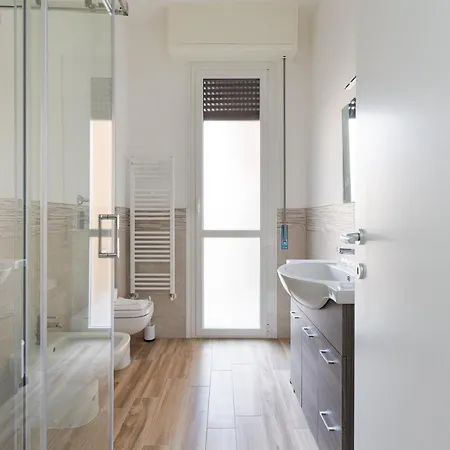 Guesthost - Cagnola Cozy With Balcony