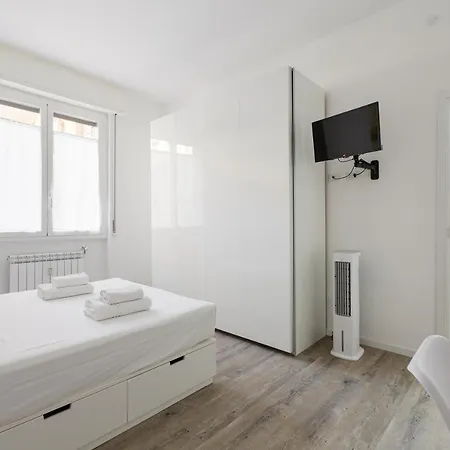 Guesthost - Cagnola Cozy With Balcony * Milan