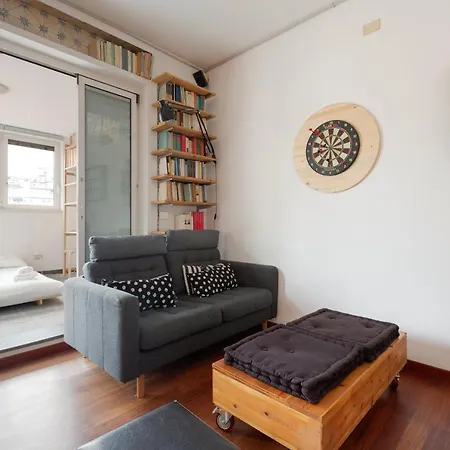 Guesthost - With Huge Terrace- Calvairate District * Milaan