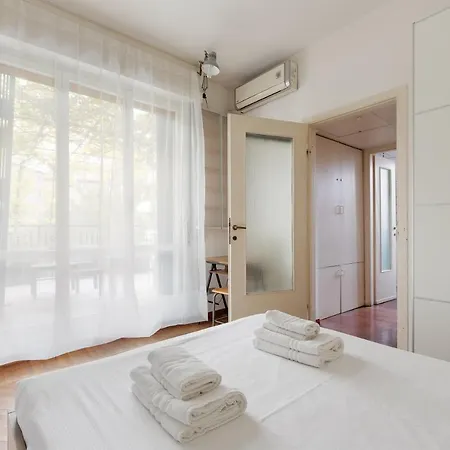 Guesthost - With Huge Terrace- Calvairate District Milaan