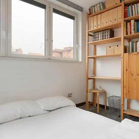 Guesthost - With Huge Terrace- Calvairate District Appartement *