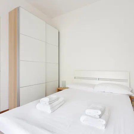 Guesthost - With Huge Terrace- Calvairate District