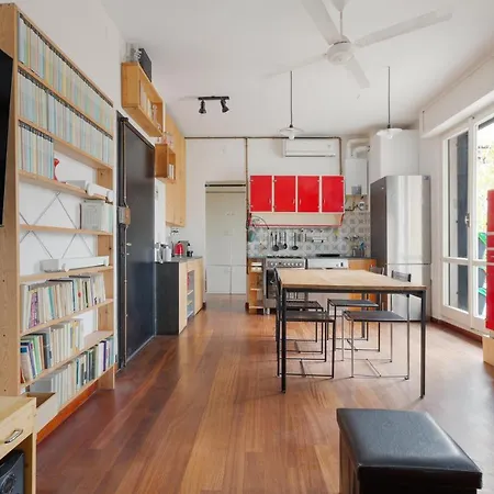 Guesthost - With Huge Terrace- Calvairate District * Milaan