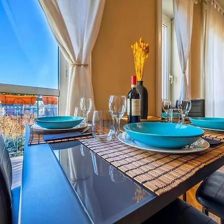 Sunny & Updated Flat With Panoramic View 50m From M4 Stop *