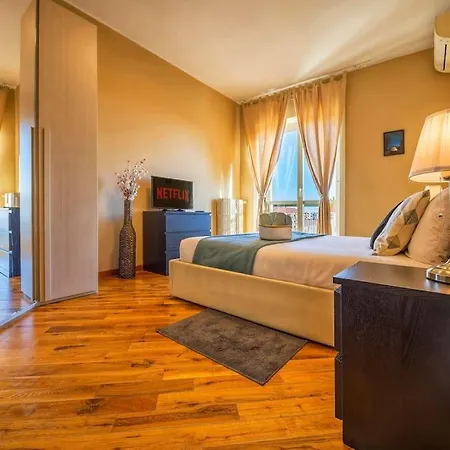 Sunny & Updated Flat With Panoramic View 50m From M4 Stop * Milánó